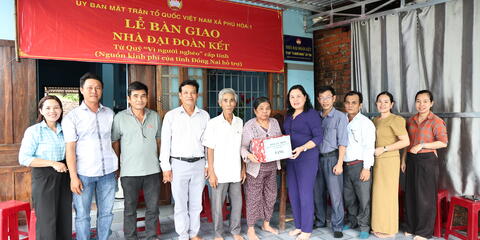 Bàn giao nhà Đại đoàn kết cho các hộ gia đình có hoàn cảnh khó khăn tại thôn Phong Niên và Định Thành