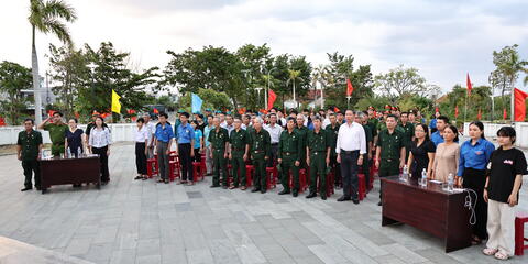 Tuổi trẻ Phú Hòa 1 tổ chức Thắp nến tri ân các anh hùng liệt sĩ