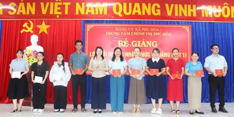 Bế giảng lớp bồi dưỡng nhận thức về Đảng (đợt 1) năm 2025