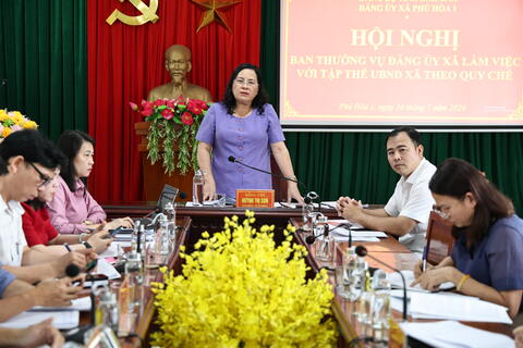 Ban Thường vụ Đảng ủy xã làm việc theo quy chế với tập thể UBND xã