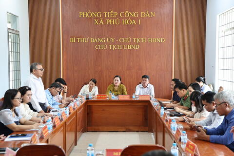 Đồng chí Bí thư Đảng ủy, Chủ tịch HĐND xã tiếp công dân định kỳ tháng 7/2026