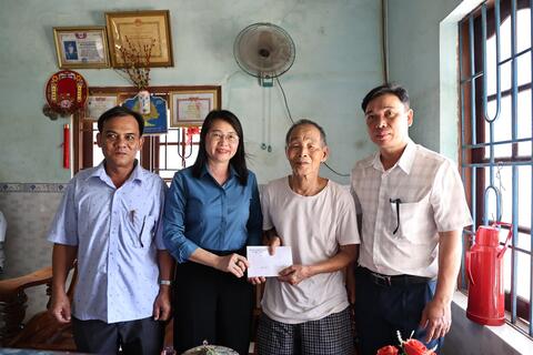 Lãnh đạo xã thăm, tặng quà các gia đình chính sách tiêu biểu nhân kỷ niệm 79 năm Ngày Thương binh - Liệt sĩ