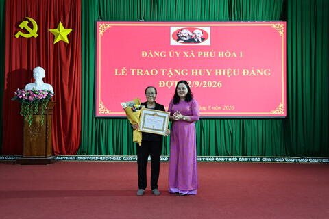 Trao Huy hiệu Đảng cho 49 đảng viên đợt 2/9