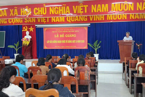 Bế giảng lớp bồi dưỡng nhận thức về Đảng (đợt 3) năm 2026