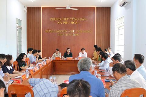 Đồng chí Phó Bí thư Thường trực Đảng ủy xã tiếp công dân định kỳ tháng 8/2025