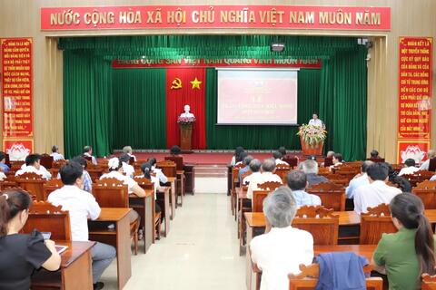 Trao tặng Huy hiệu Đảng đợt 2/9/2025 cho 7 đảng viên
