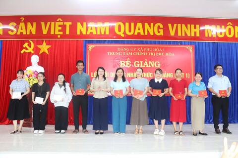 Bế giảng lớp bồi dưỡng nhận thức về Đảng (đợt 1) năm 2025