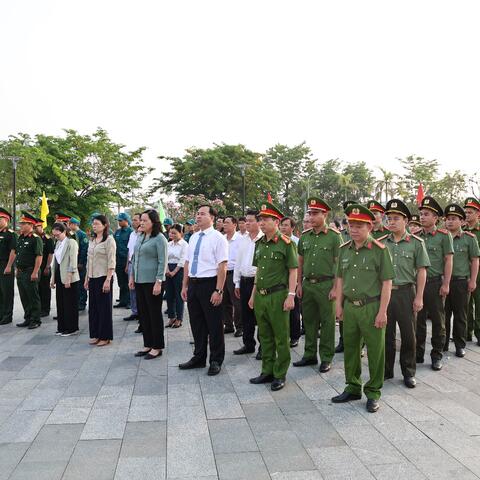 Dâng hương tưởng niệm các anh hùng liệt sĩ nhân kỷ niệm 51 năm Ngày giải phóng miền Nam, thống nhất đất nước
