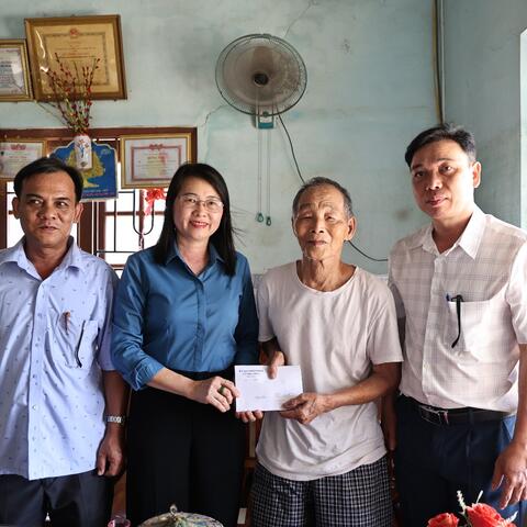 Lãnh đạo xã thăm, tặng quà các gia đình chính sách tiêu biểu nhân kỷ niệm 79 năm Ngày Thương binh - Liệt sĩ