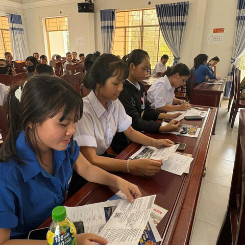 Tuyên truyền, tư vấn, giới thiệu việc làm trong nước và đưa người lao động Việt Nam đi làm việc ở nước ngoài theo hợp đồng