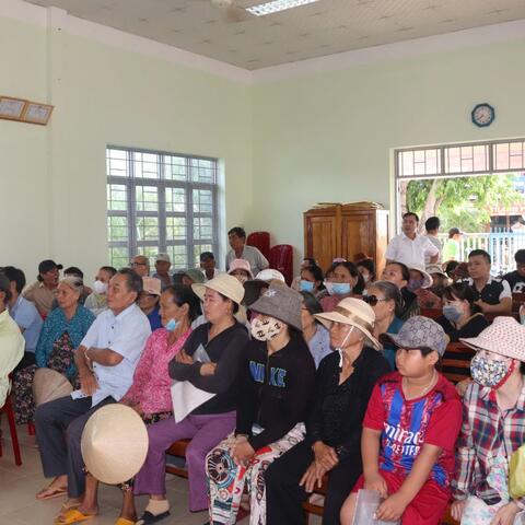 Xã Phú Hòa 1 chi trả tiền quà Quốc khánh 2/9 cho người dân