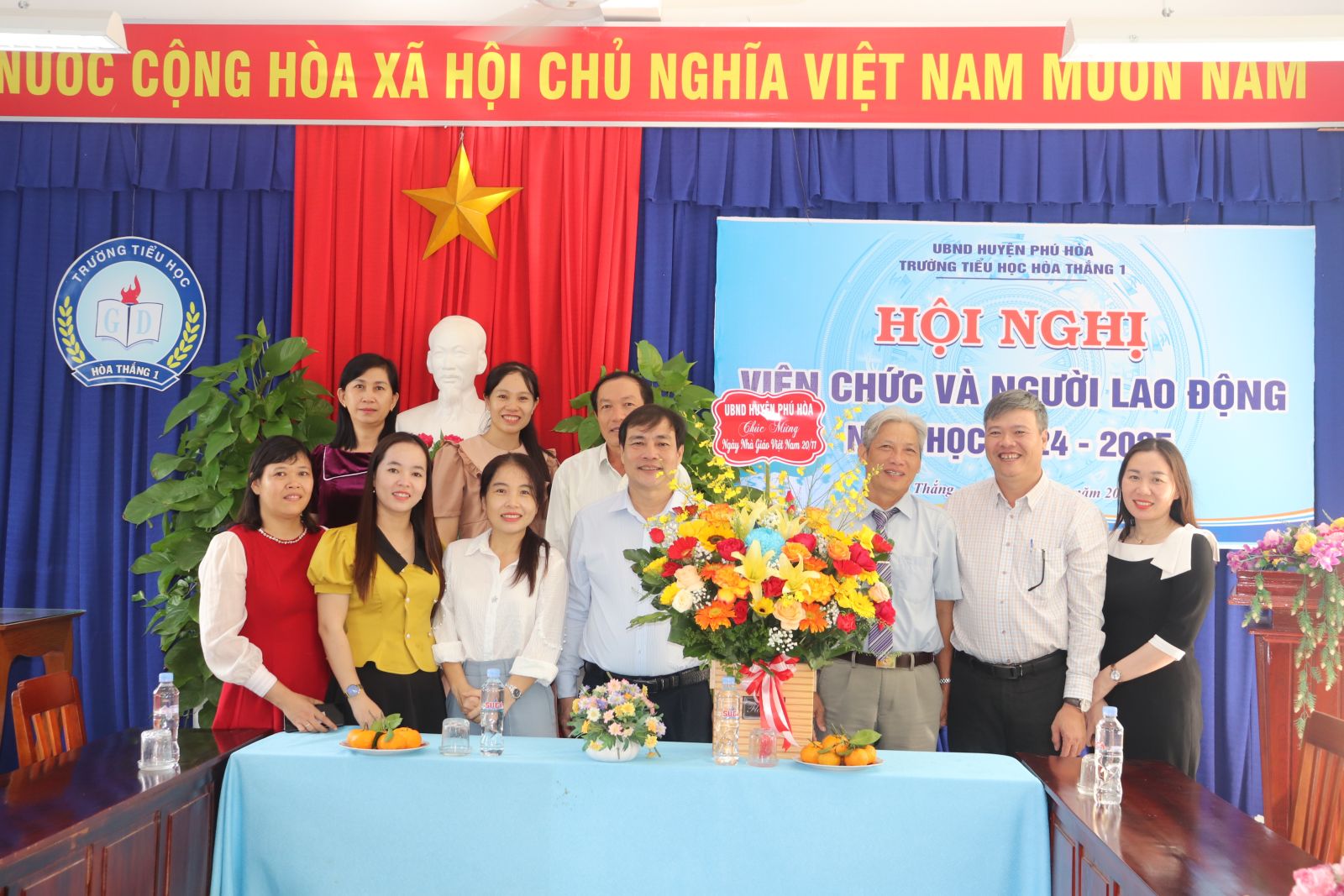 The Chairman of the District People's Committee visited and congratulated schools on Vietnamese Teachers' Day.