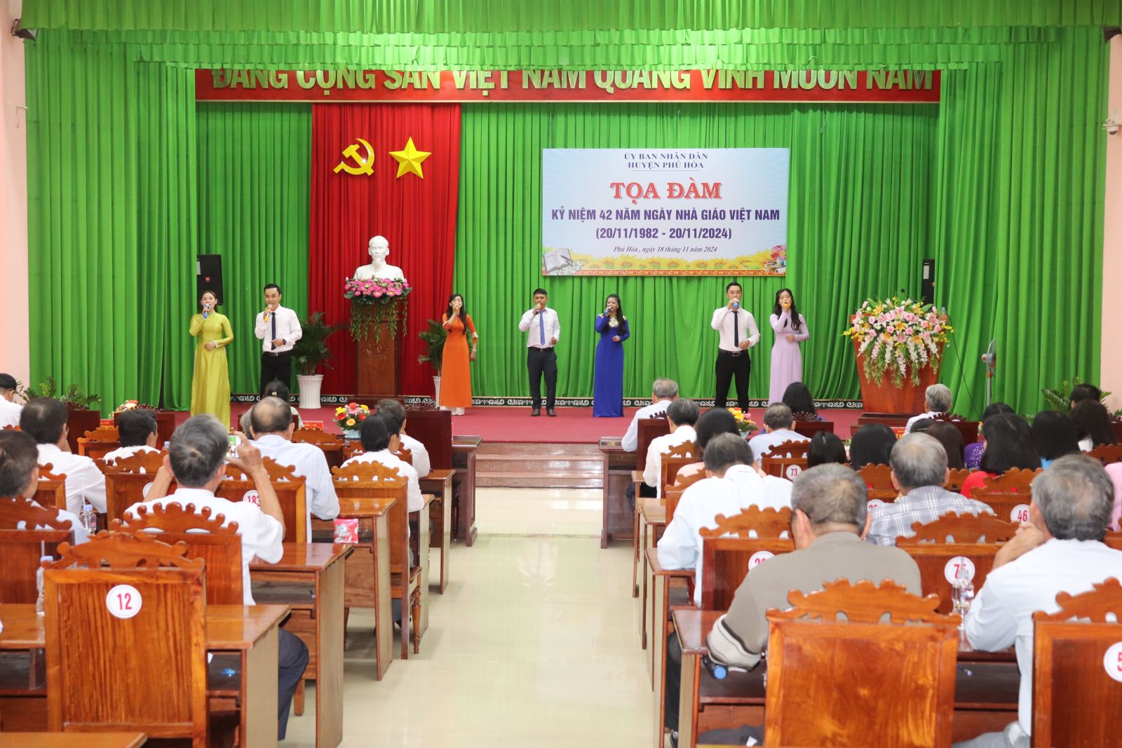 Symposium to celebrate the 42nd anniversary of Vietnamese Teachers' Day (November 20, 1982 - November 20, 2024)